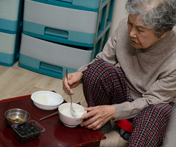 허기와 외로움으로 채우는 한상 4